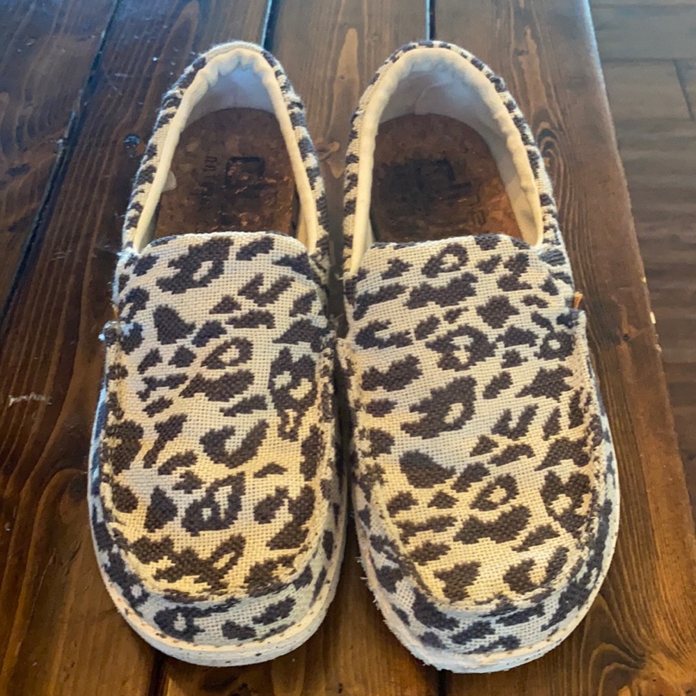 EUC.  Hey Dude size 4.  Smoke free home.